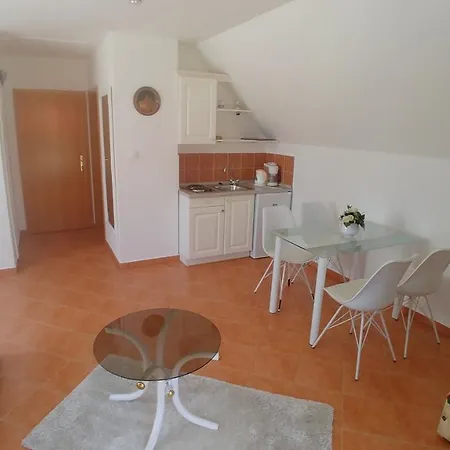 Zsolnai Apartment